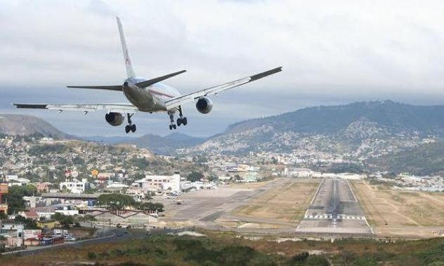 Toncontín International Airport in Tegucigalpa, Honduras, is infamous for its dangerous landing approach. The airport has been the site of several accidents, including a devastating crash in 2008 that claimed five lives. The airport has been in operation since 1934, when airplanes were smaller and required much shorter runways, making today’s landings even more challenging.