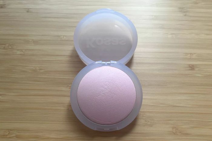 Kosas Cloud Set Powder is your perfect solution for setting makeup with a flawless, matte finish.