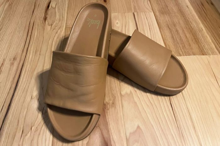 A top-down view of the Beek Pelican Leather Platform Sandal, with one heel stacked on top of the other.
