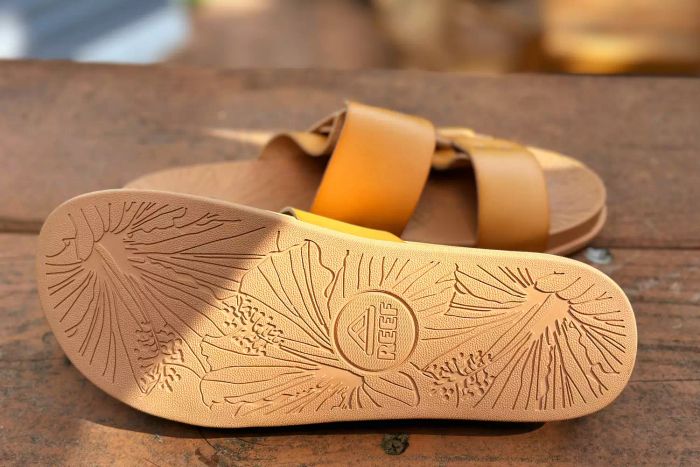 The tread of the Reef Cushion Vera Cruz Slide is displayed in detail.