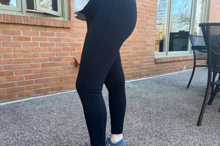 An individual models the Vuori Stride Legging outdoors