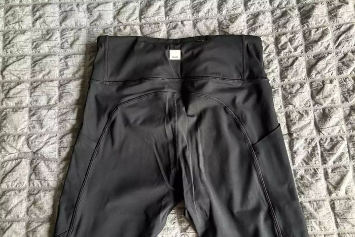 The rear view of the Vuori Stride Legging