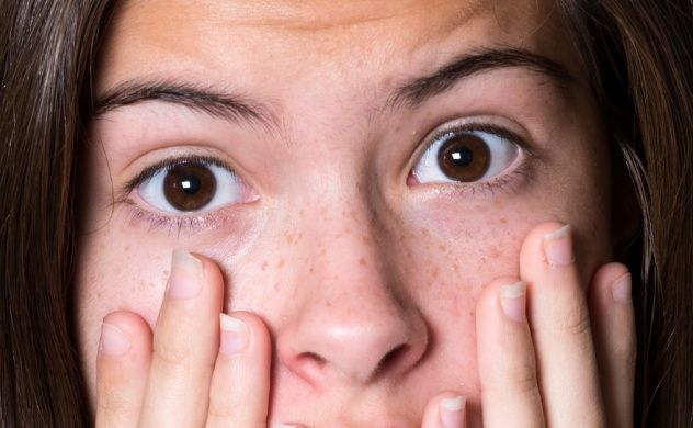 The effects of Ambien on Riley were nightmarish, as she experienced terrifying hallucinations that caused her to become disoriented. She even tried to remove stair railings, mistaking them for curtains, and saw other bizarre and frightening visions. These unsettling episodes were caught on camera by her mother, Coleen, who later sought medical attention.