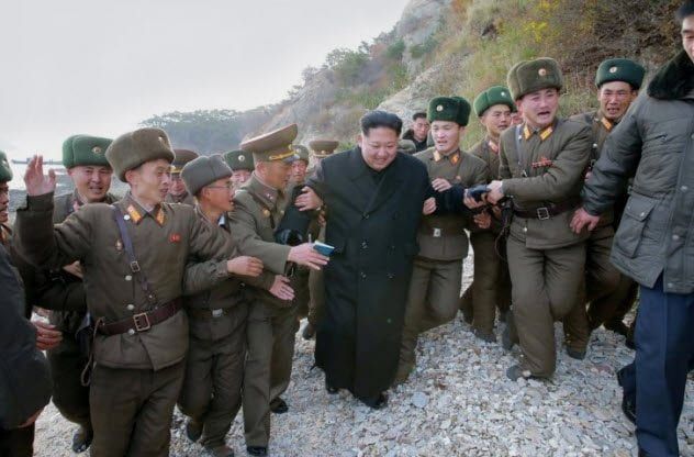 10a-kim-jong-un-with-soldiers