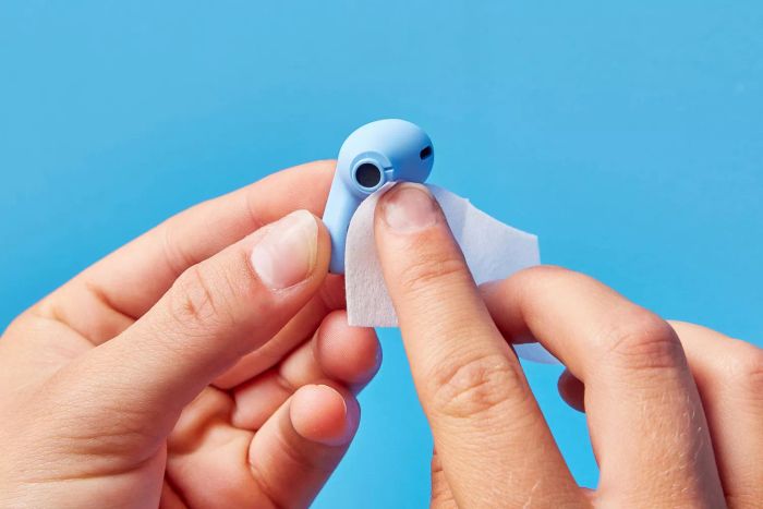 cleaning earbuds