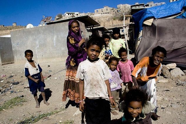 800px-Akhdam_children_Taizz