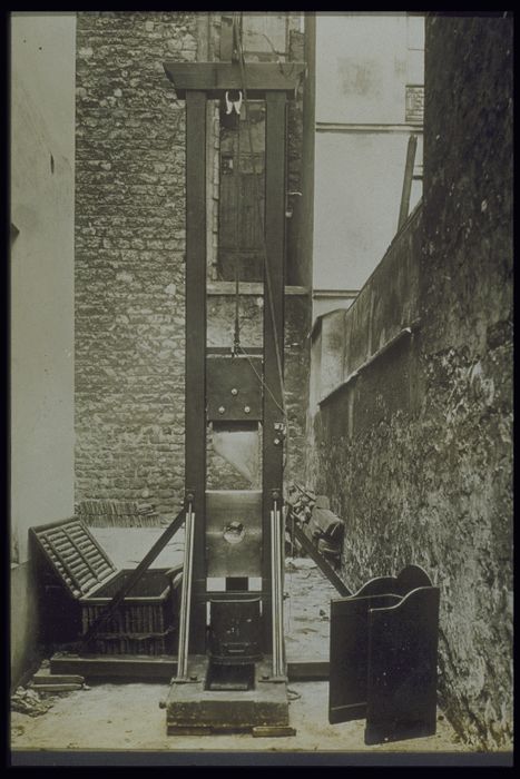 An image of a guillotine