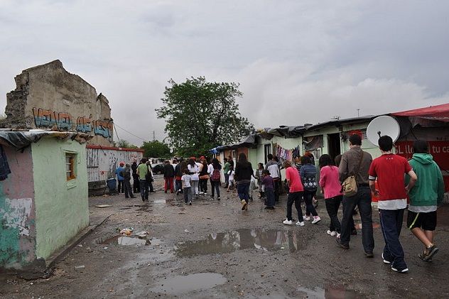 Spain_Los_estudiantes_del_IES_Los_Batanes_Canada_Real_Galiana_slum_May_2011