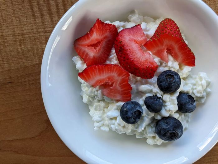 Cottage cheese with berries