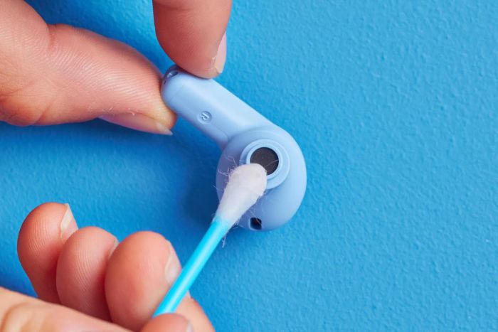 cleaning earbuds