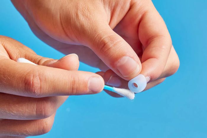 cleaning earbuds