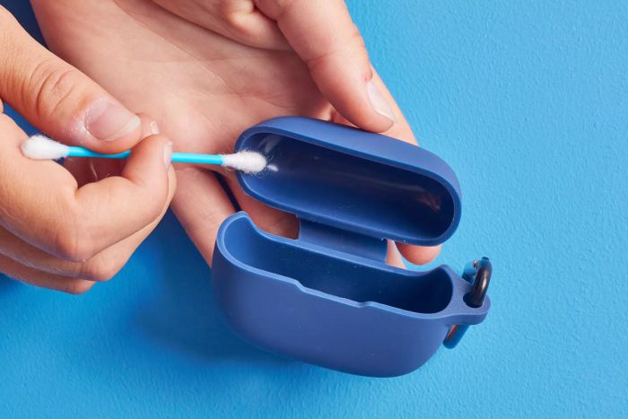 cleaning earbuds