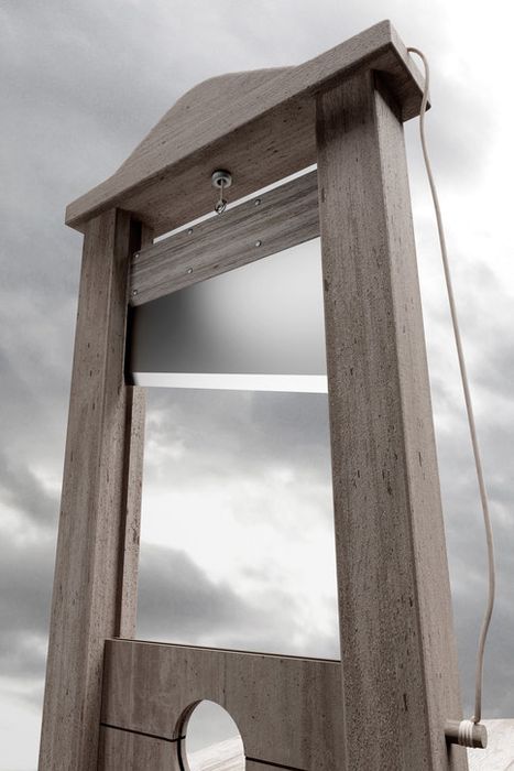 An image of a guillotine