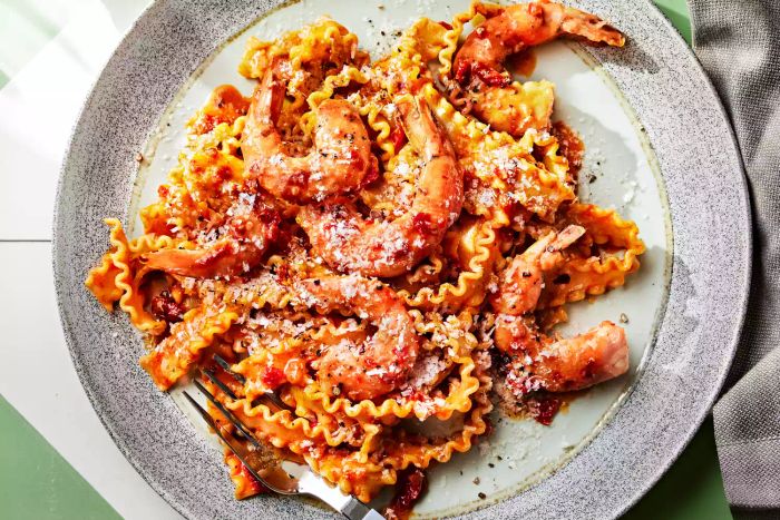 Shrimp pasta in a spicy butter sauce, combined with sun-dried tomatoes, crushed red pepper, smoked paprika, and Korean chili paste. This dish brings a rich, buttery, and fiery flavor together, best served with wide, flat noodles featuring rippled edges.