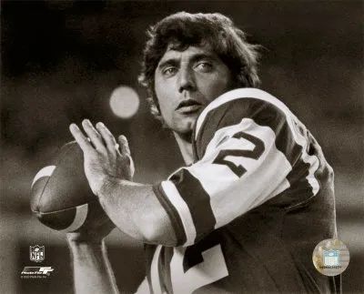 Aagn203Joe-Namath-Posed-Passing-Without-Helmet-B-W-Posters