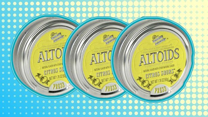 Altoids Sours in Citrus flavor against an abstract background.