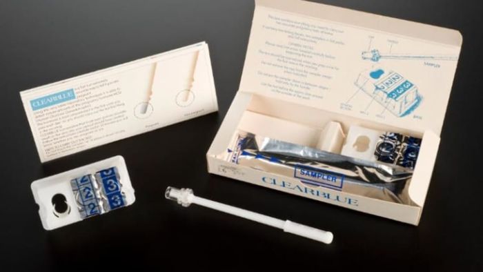 The Clearblue pregnancy test kit detected human chorionic gonadotrophin (HCG) levels in urine. The urine sampler, resembling a plastic pen, was exposed to the urine stream and then placed into three chemical pots for 10 minutes each to react with HCG. A blue color change indicated pregnancy.