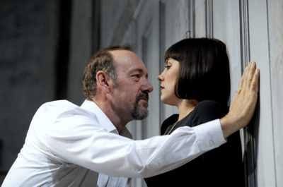 Richard-Duke-of-Gloucester-Kevin-Spacey-and-Lady-Anne-Annabel-Scholey.-Credit-Alastair-Muir-1024X680
