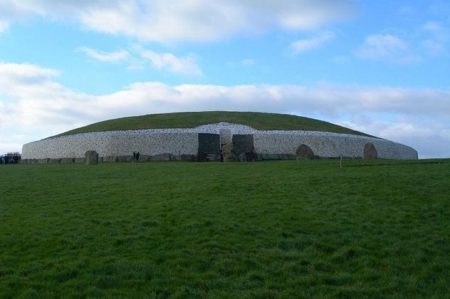 799px-Newgrange