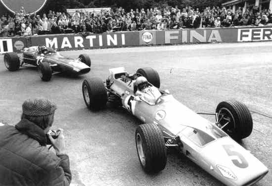 1968 Belgian GP - Bruce McLaren (McLaren), Jacky Ickx (Ferrari)