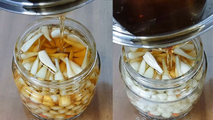 Đổ nước ngâm vào hũ kiệu đã sơ chế