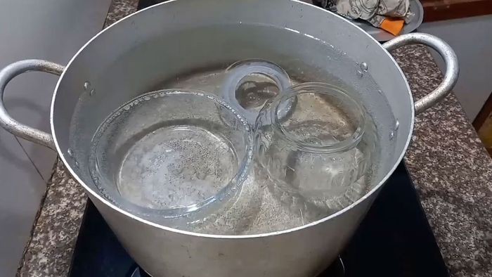 Trước khi sử dụng, hũ đựng kiệu cần phải được khử trùng kỹ càng.