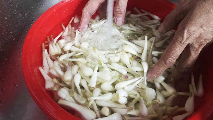 Ngâm nước vo gạo để giảm hăng