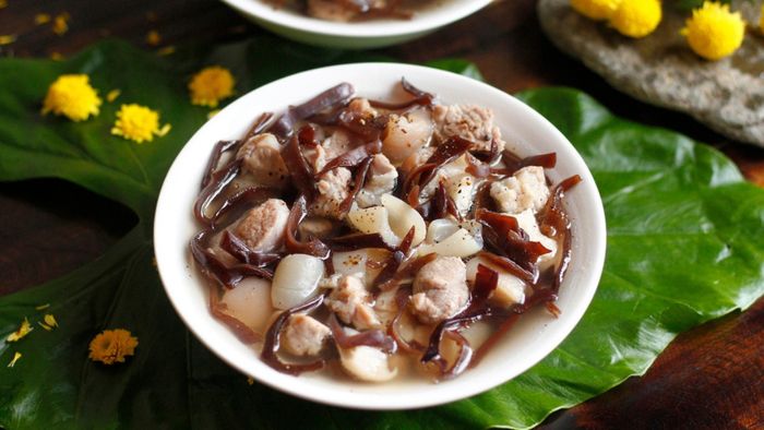 Đổ thịt đông đã nấu kỹ vào khuôn