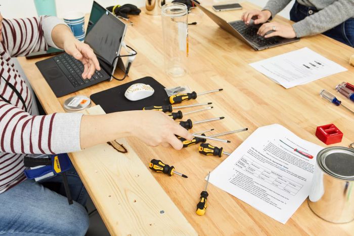 A person placing the Amartisan 10-Piece Magnetic Screwdrivers Set on a wooden table