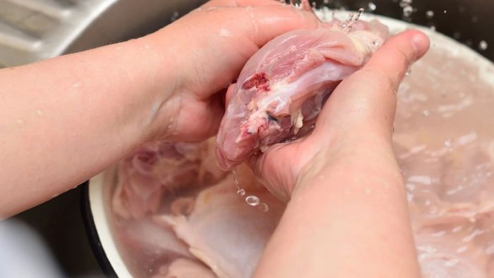 Sơ chế thức ăn tránh để có mùi