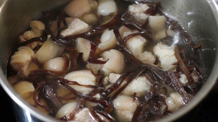 Cho nấm và mộc nhĩ vào nồi