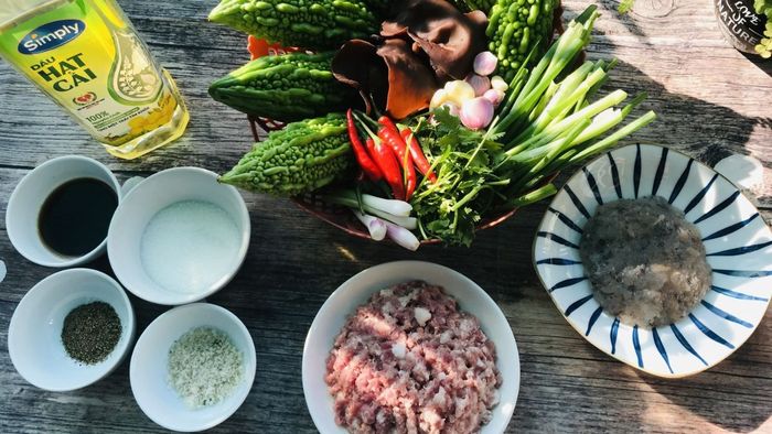 Nguyên liệu cho món canh khổ qua nhồi thịt