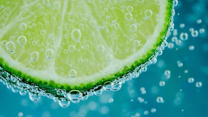 Understand the distinctions between the fizzy waters.