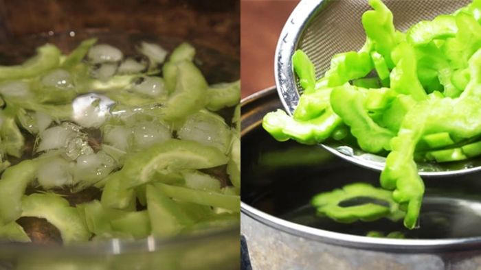 Ngâm khổ qua trong muối hoặc chần qua nước sôi