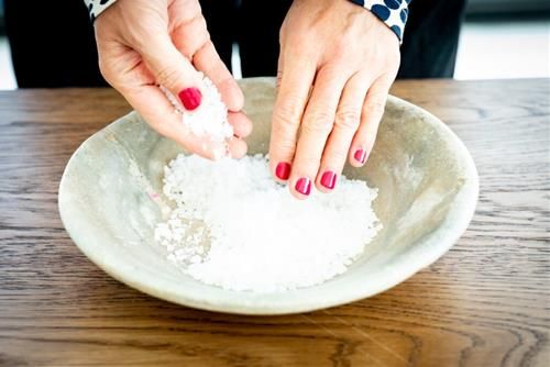 5 vị trí đặt muối trong nhà giúp gia chủ hút lộc