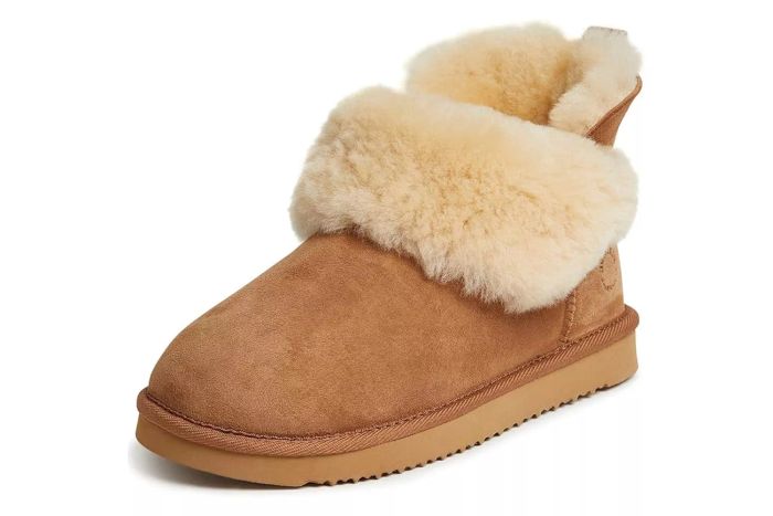 Amazon Dearfoams Women's Fireside Genuine Shearling Water Resistant Indoor/Outdoor Foldover Boot