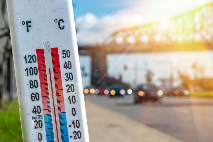 A thermometer shows 102°F (39°C) on a Montreal street.
