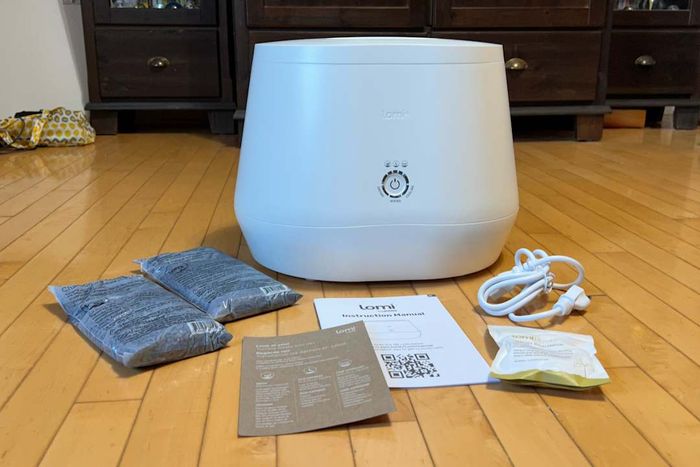 Lomi composter with included accessories