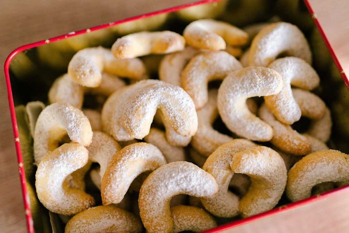 Vanillekipferl cookies presented in a box.