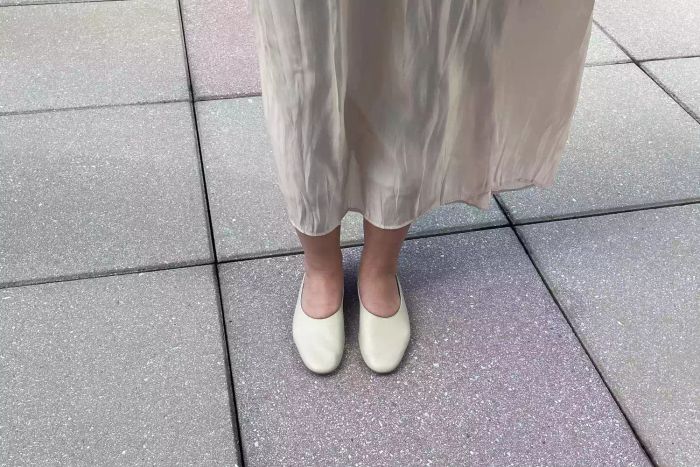 A person wearing Everlane The Italian Leather Day Glove Flats