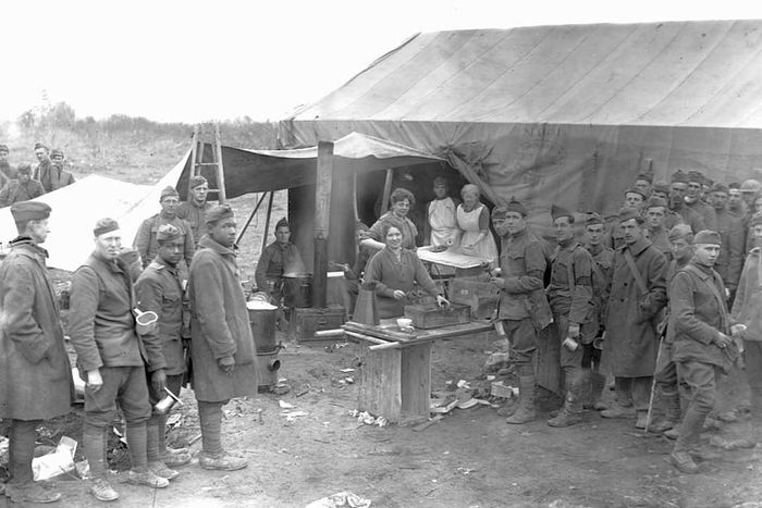 On October 12, 1918, in Varennes-en-Argonne, France, Salvation Army volunteers could be seen handing out fresh doughnuts to American soldiers. This act of kindness, which became a symbol of support and care, helped boost the morale of troops during the harsh days of World War I. The image of these volunteers offering warm doughnuts has since become an iconic moment in history.