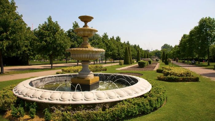 A visual depiction of a fountain.