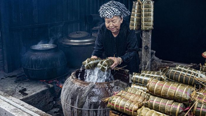 Các bước luộc bánh tét