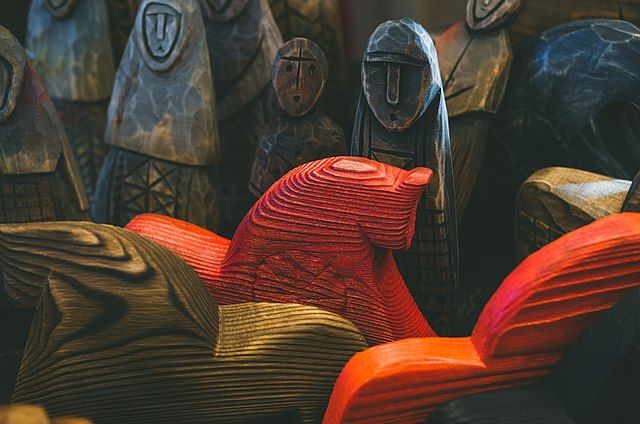 https://upload.wikimedia.org/wikipedia/commons/thumb/5/55/Traditional_Russian_northern_dolls.jpg/640px-Traditional_Russian_northern_dolls.jpg