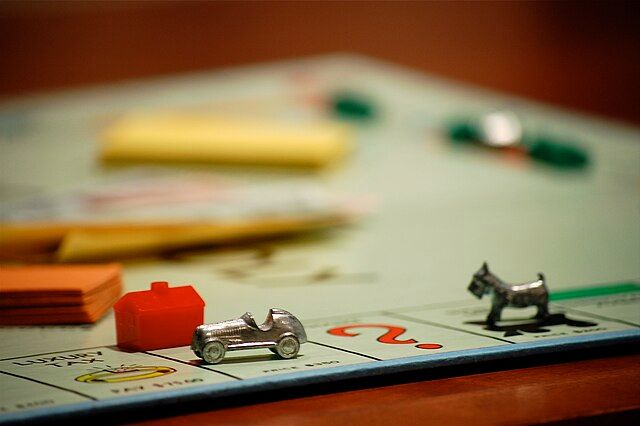 https://upload.wikimedia.org/wikipedia/commons/thumb/6/66/Monopoly_Dog_Chases_Car_%284039416107%29.jpg/640px-Monopoly_Dog_Chases_Car_%284039416107%29.jpg