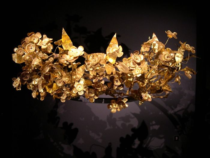 https://upload.wikimedia.org/wikipedia/commons/thumb/1/12/Golden_leaf_crown_of_ancient_macedonian_origin%2C_Thessaloniki%2C_Greece.jpg/1024px-Golden_leaf_crown_of_ancient_macedonian_origin%2C_Thessaloniki%2C_Greece.jpg