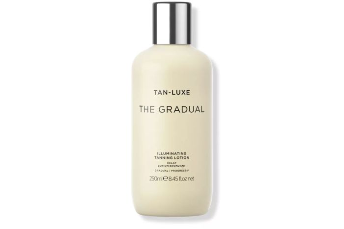 TAN-LUXE The Gradual Illuminating Tanning Lotion delivers a soft and gradual tan, slowly building to a sun-kissed glow.