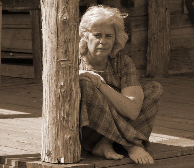 6-poor-woman_3814443_SMALL