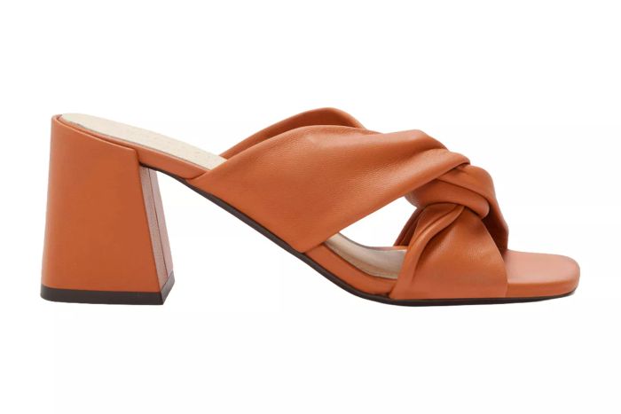 The Everlane Day Twist Heel adds a modern twist to your everyday style, offering both elegance and comfort.