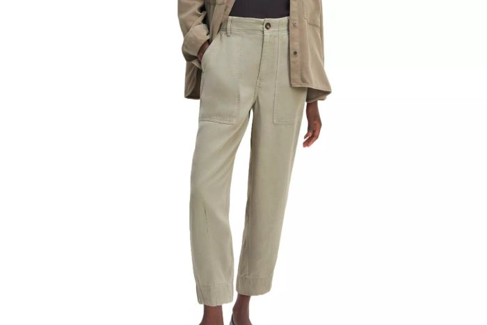 Everlane’s Utility Pant offers a perfect balance of comfort and style.
